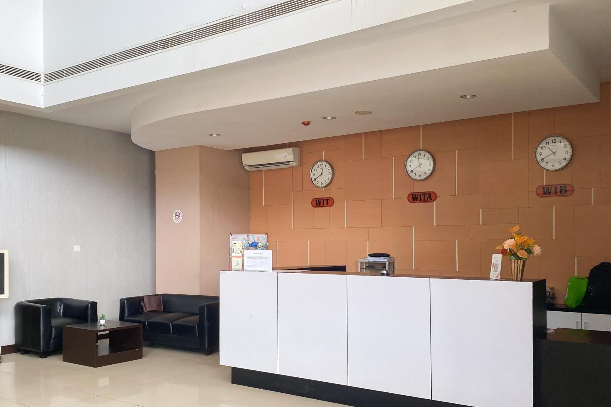 Urbanview Hotel Asyra Makassar Macáçar Exterior foto
